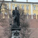 МЕМОРИАЛЬНАЯ АКЦИЯ С ВОЗЛОЖЕНИЕМ ЦВЕТОВ К ПАМЯТНИКУ ИМПЕРАТОРУ АЛЕКСАНДРУ I В АЛЕКСАНДРОВСКОМ САДУ (16+)